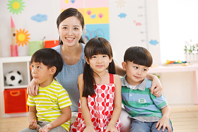 老师和儿童在幼儿园里图片