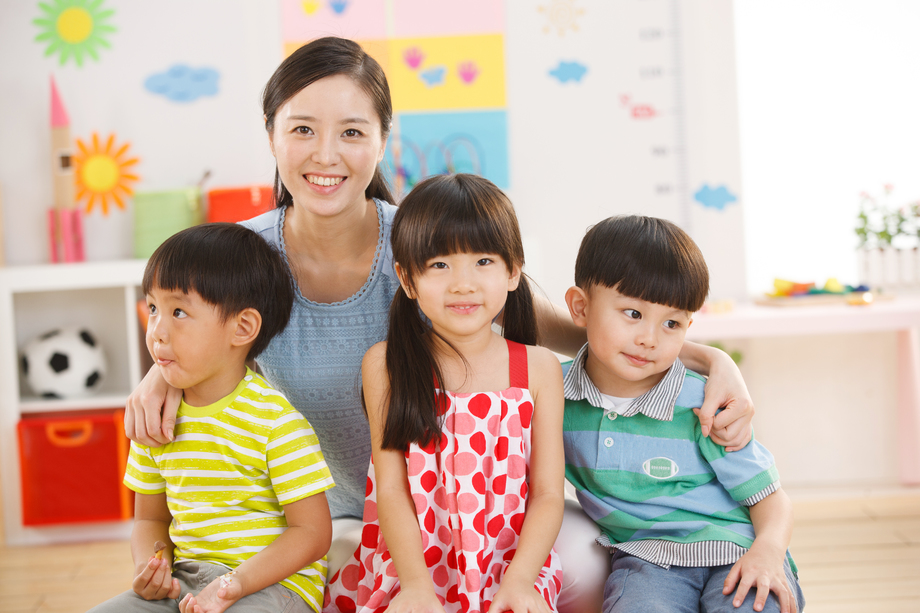 老师和儿童在幼儿园里图片