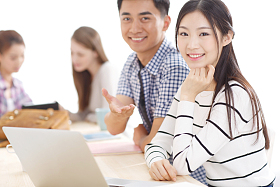 年轻的大学生在使用电脑照片