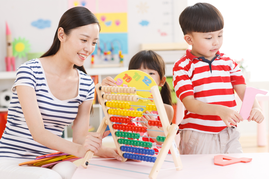 老师和儿童在幼儿园