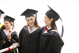 大学生穿着学士服庆祝毕