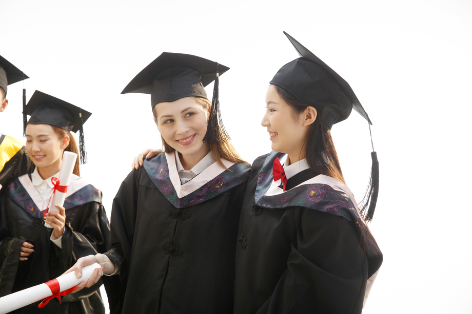 大学生穿着学士服庆祝毕 大学生穿着学士服庆祝毕