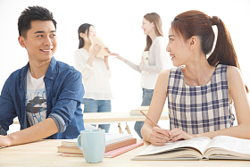 年轻的大学生在学习图片