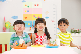 幼儿园儿童在吃早餐照片