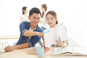 年轻的大学生在学习图片