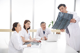 医务工作者在看X光片