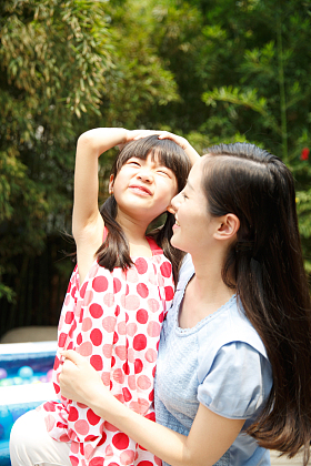 幼儿园教师和可爱的小女孩