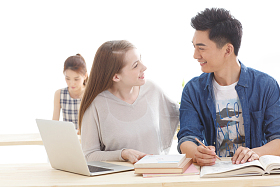 年轻的大学生在学习图片