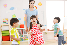 老师和儿童在幼儿园里图片