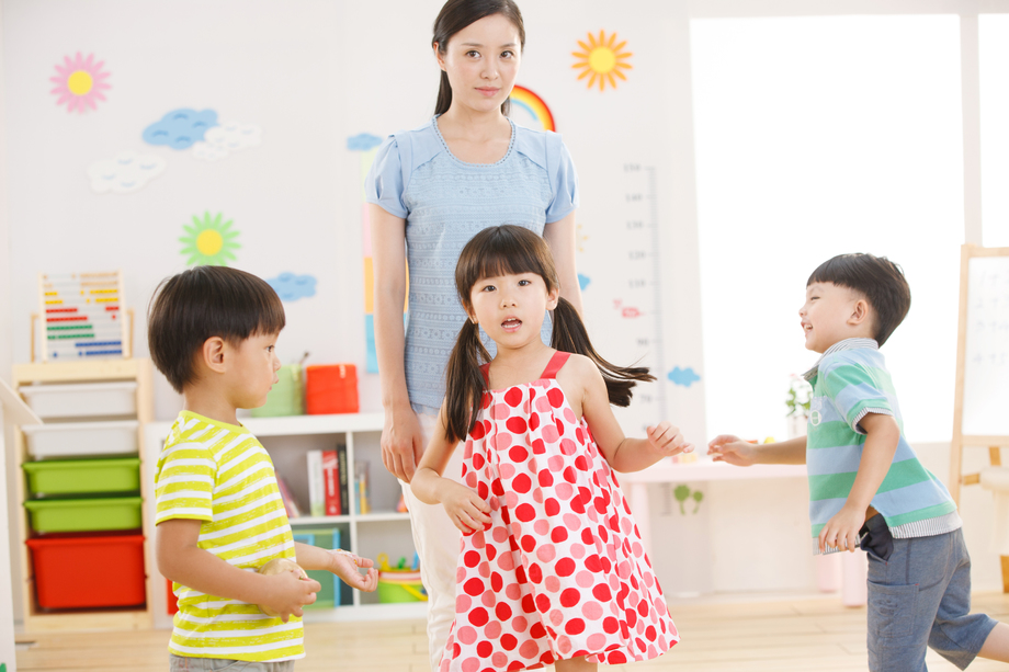 老师和儿童在幼儿园里图片 老师和儿童在幼儿园里图片