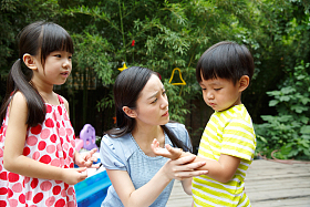 幼儿园里教师在安慰受伤的儿童