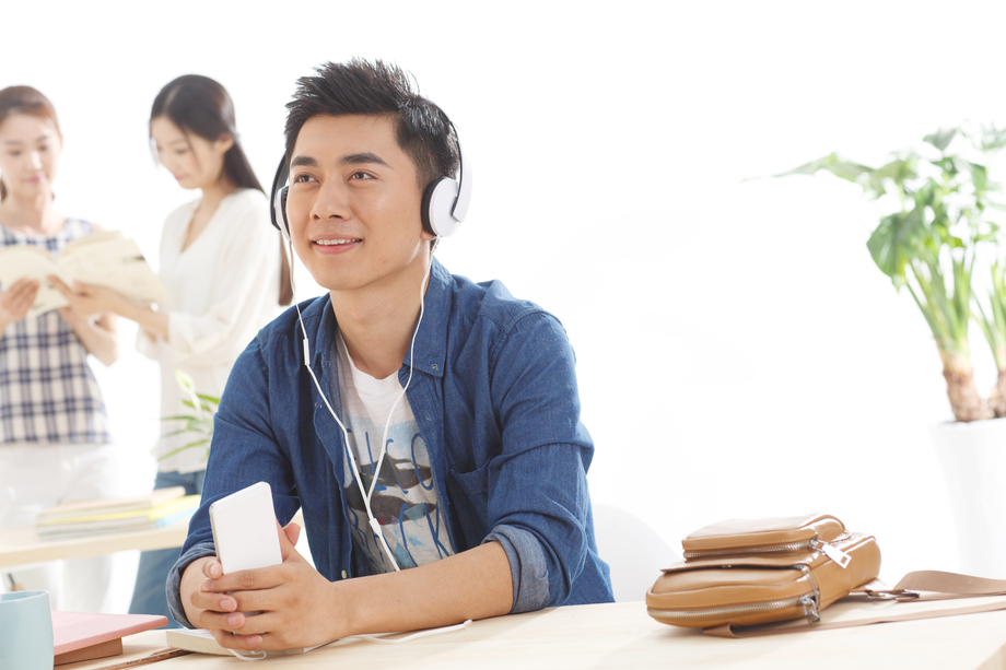 年轻的大学生在学习图片 年轻的大学生在学习图片