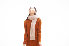 青年女人秋天郊游照片