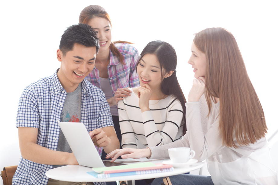 年轻的大学生在使用电脑照片 年轻的大学生在使用电脑照片