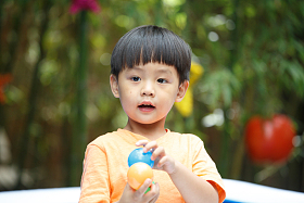 可爱的儿童在户外玩耍照片