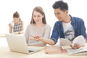 年轻的大学生在学习图片