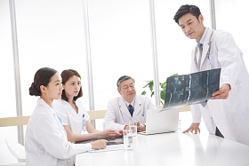 医务工作者在看X光片照片