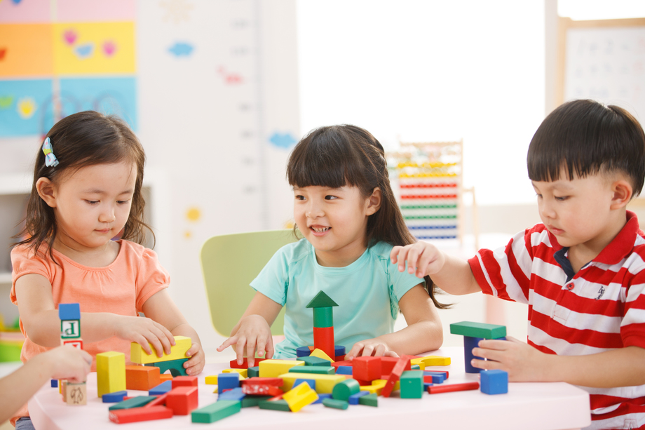 幼儿园儿童在娱乐室玩耍图片 幼儿园儿童在娱乐室玩耍图片