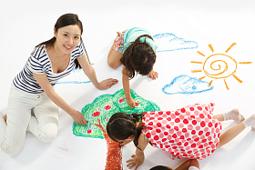 幼儿园儿童和老师在作画