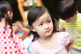 可爱的儿童在游乐场玩耍