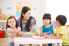 老师和儿童在娱乐室玩耍照片