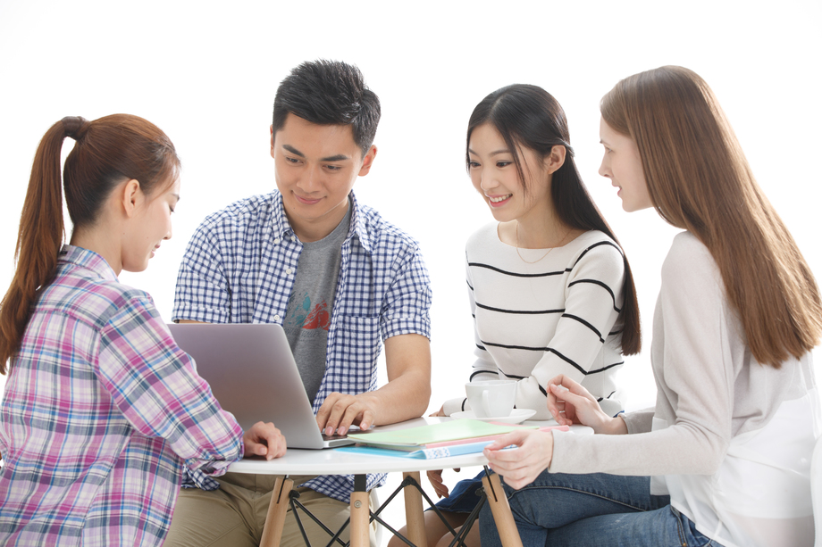 年轻的大学生在使用电脑 年轻的大学生在使用电脑