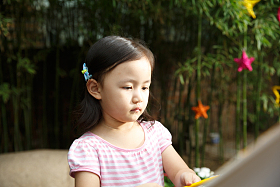 幼儿园的学生在做手工图片