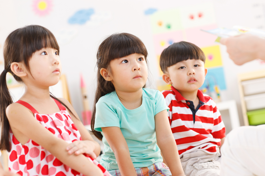 幼儿园儿童在娱乐室玩耍 幼儿园儿童在娱乐室玩耍