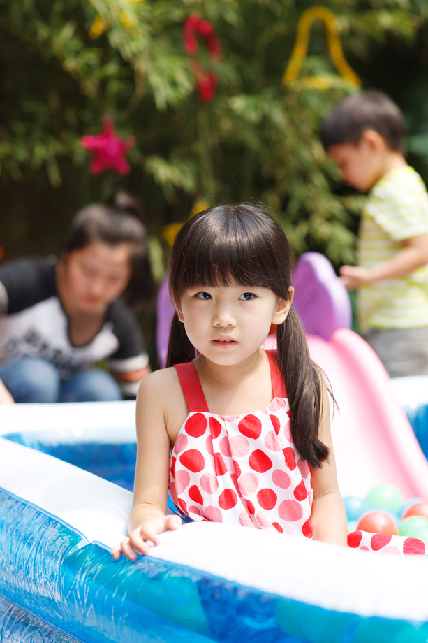 可爱的儿童在游乐场玩耍图片 可爱的儿童在游乐场玩耍图片