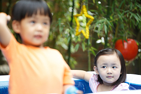 幼儿园儿童在户外活动照片