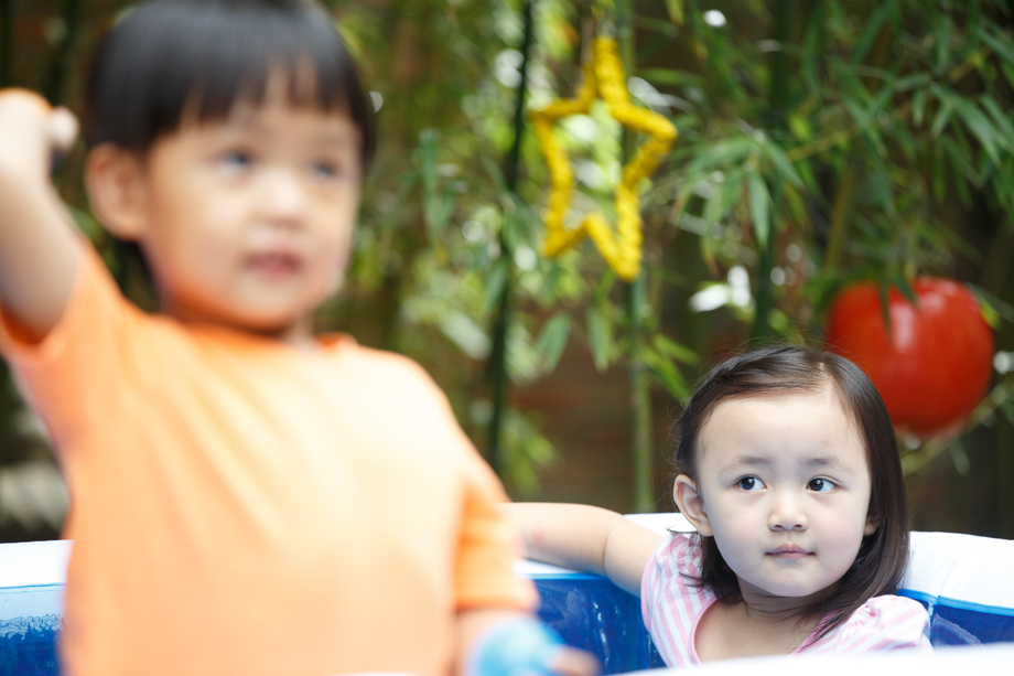 幼儿园儿童在户外活动照片