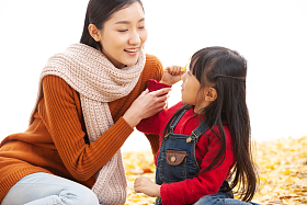 母亲和女儿户外郊游