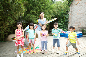 幼儿园的师生在做手工图片