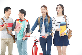 年轻的大学生在闲谈图片