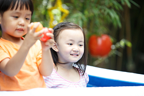 幼儿园儿童在户外活动照片