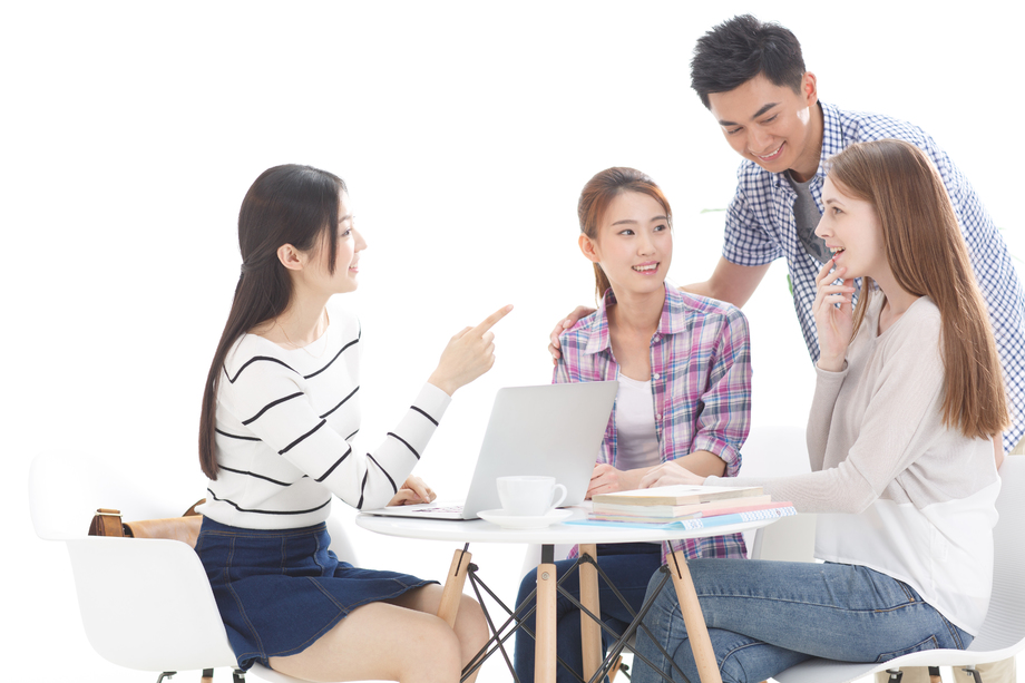 年轻的大学生在使用电脑 年轻的大学生在使用电脑