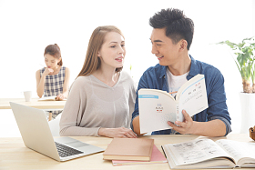 年轻的大学生在学习图片