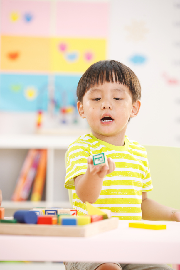 幼儿园儿童在娱乐室玩耍 幼儿园儿童在娱乐室玩耍