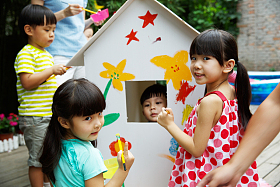 幼儿园的师生在做手工图片