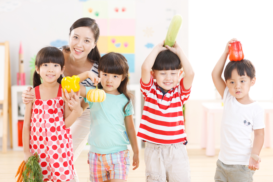 幼儿园的小朋友拿着蔬菜图片