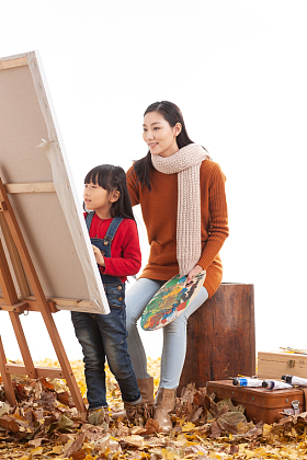 母亲和女儿户外郊游图片