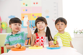 幼儿园儿童在吃早餐照片