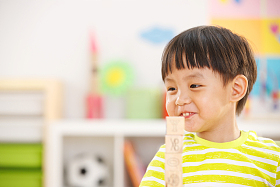 幼儿园儿童在娱乐室玩耍图片