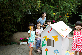 幼儿园的师生在做手工图片