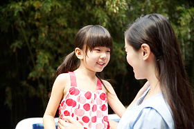 幼儿园教师和可爱的小女孩