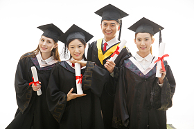 大学生穿着学士服庆祝毕
