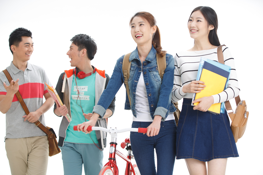 年轻的大学生在闲谈 年轻的大学生在闲谈