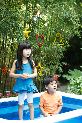 可爱的儿童在游乐场玩耍照片