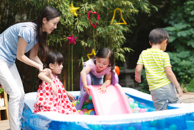 幼儿园儿童和教师在户外玩耍图片