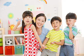 老师和儿童在幼儿园